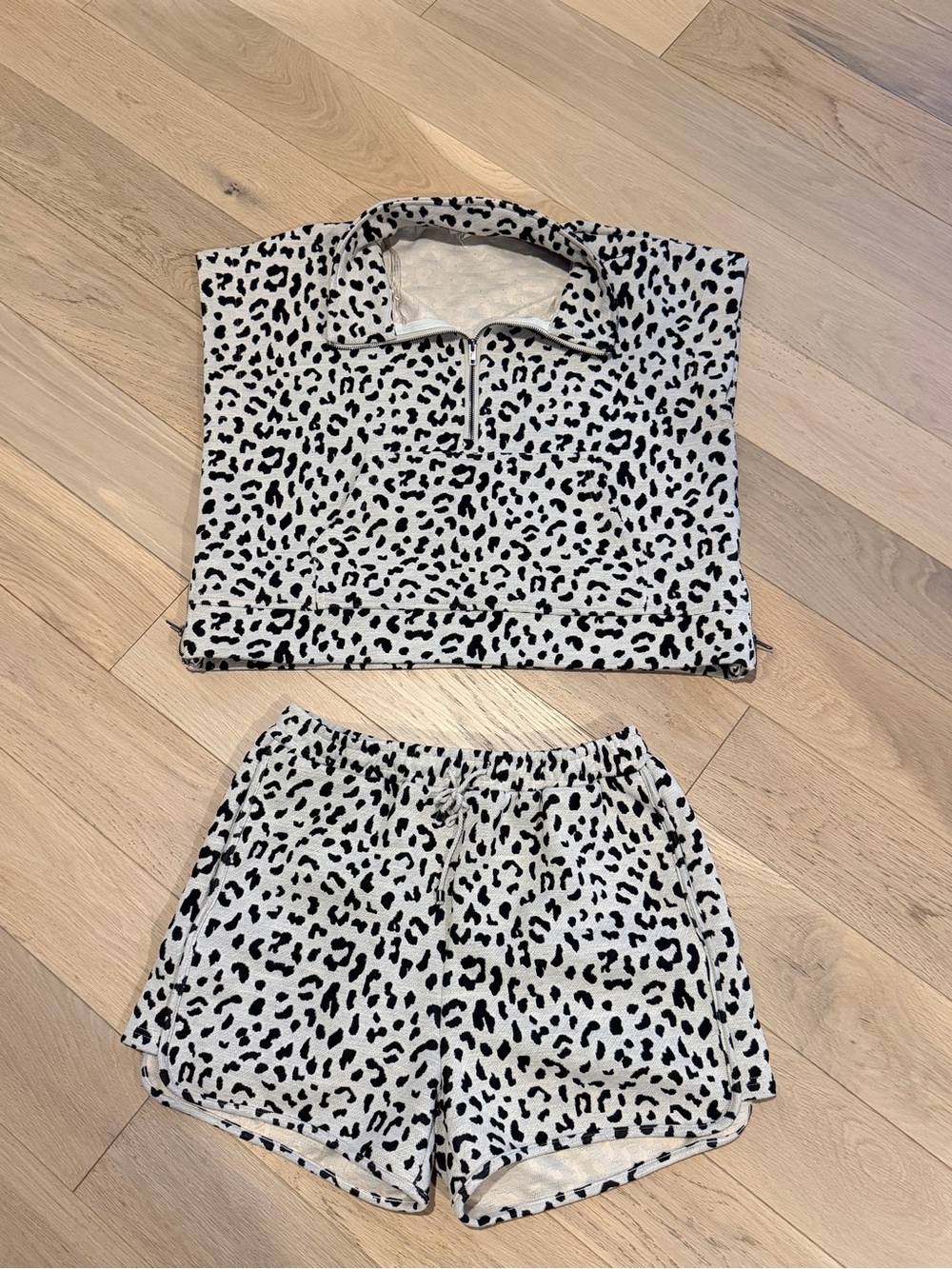 Size L - Whole Outfit!!! entro White and Black Leopard
